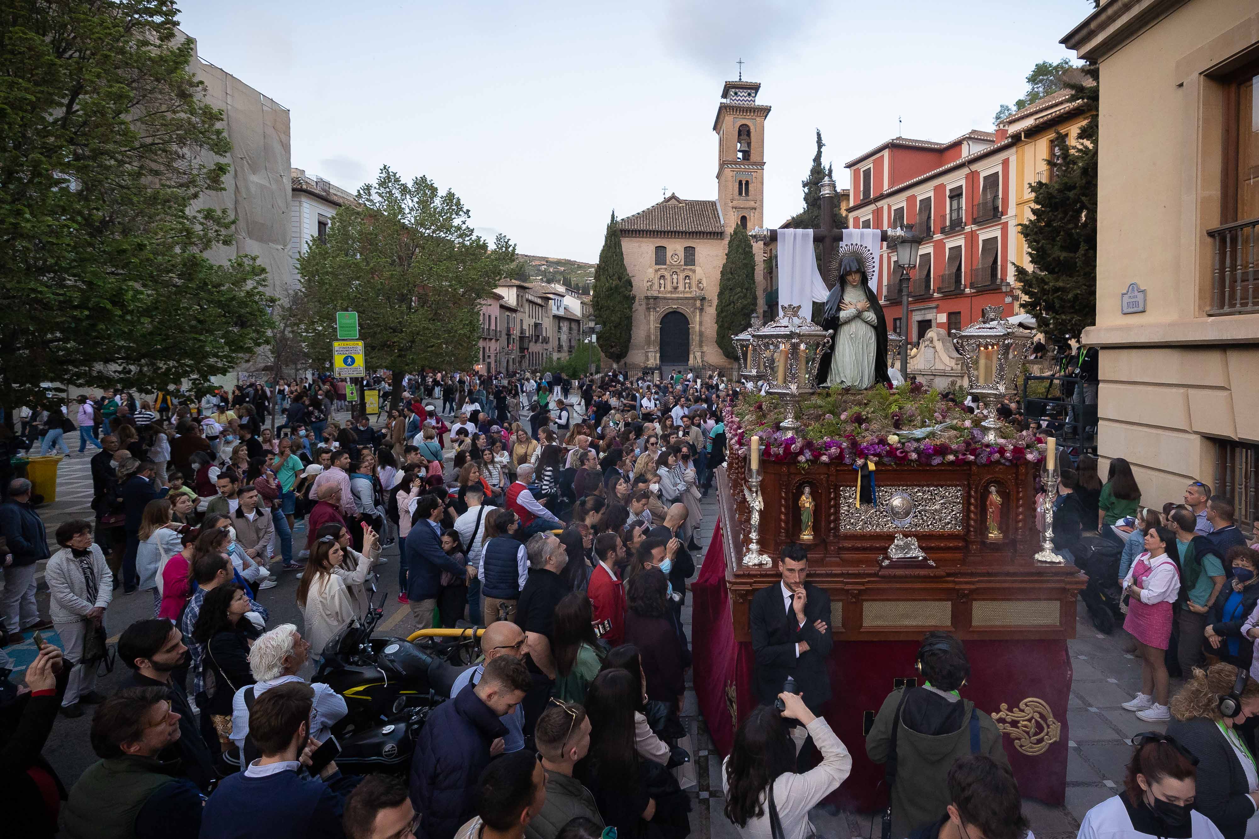 El Santo Entierro pone de luto a Granada