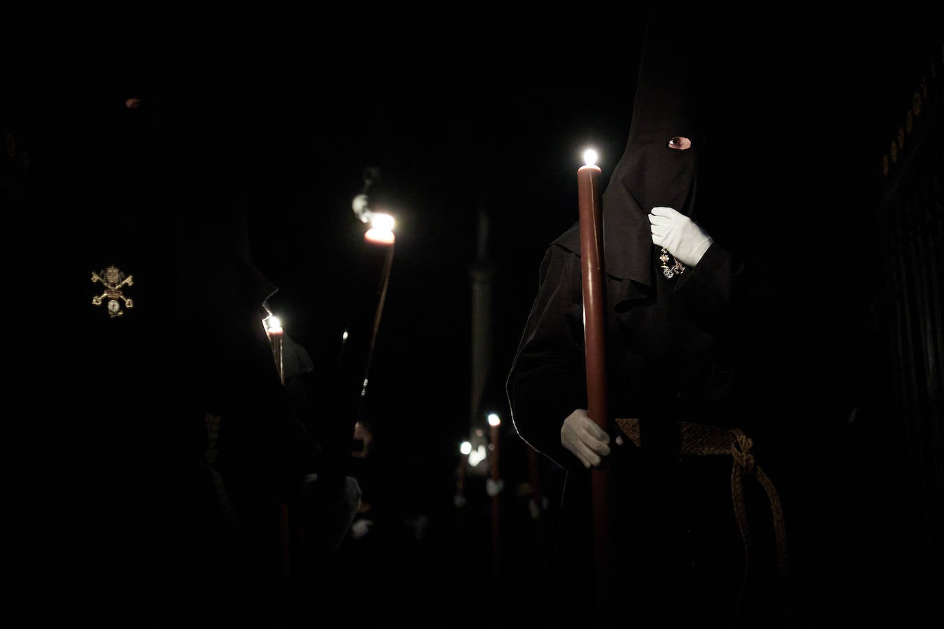 Miles de granadinos acudieron a la madrugada cofrade para disfutar del Cristo de la Misericordia