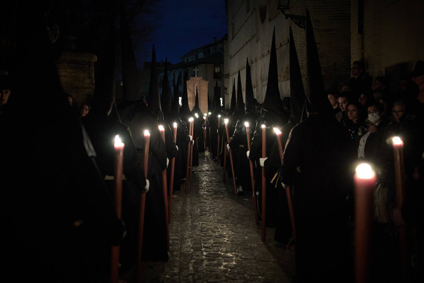 Miles de granadinos acudieron a la madrugada cofrade para disfutar del Cristo de la Misericordia