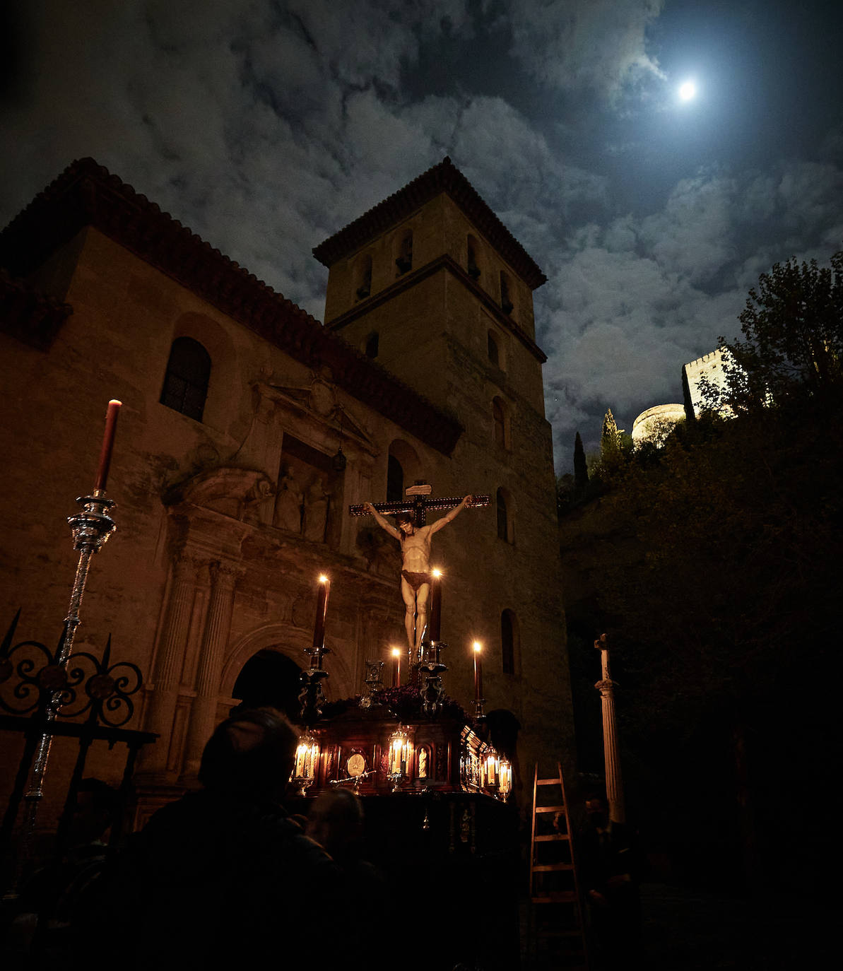 Miles de granadinos acudieron a la madrugada cofrade para disfutar del Cristo de la Misericordia