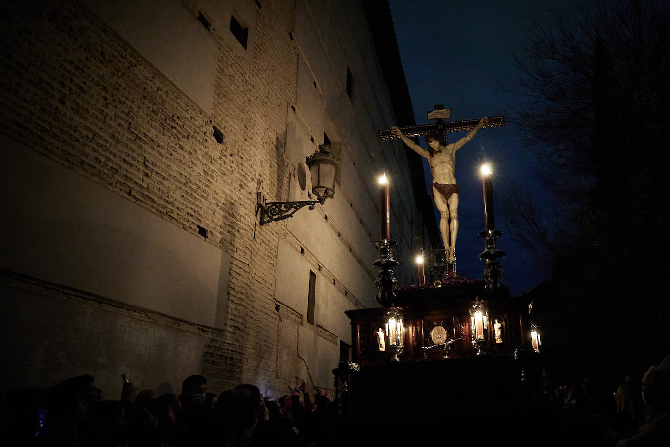 Miles de granadinos acudieron a la madrugada cofrade para disfutar del Cristo de la Misericordia