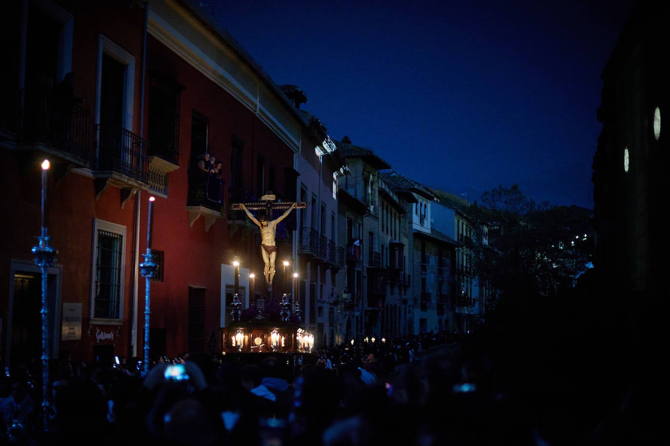 Miles de granadinos acudieron a la madrugada cofrade para disfutar del Cristo de la Misericordia