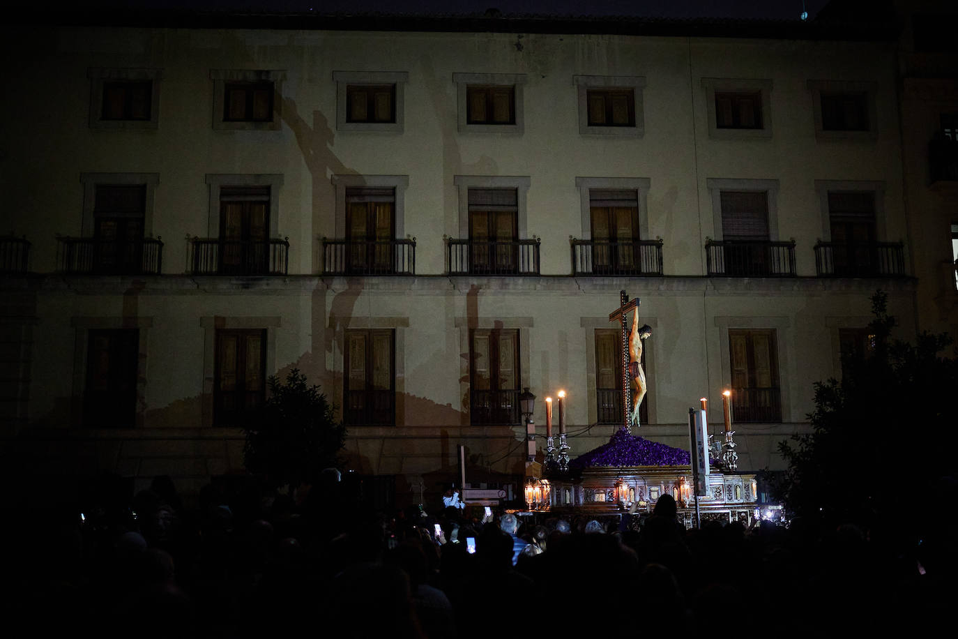 Miles de granadinos acudieron a la madrugada cofrade para disfutar del Cristo de la Misericordia