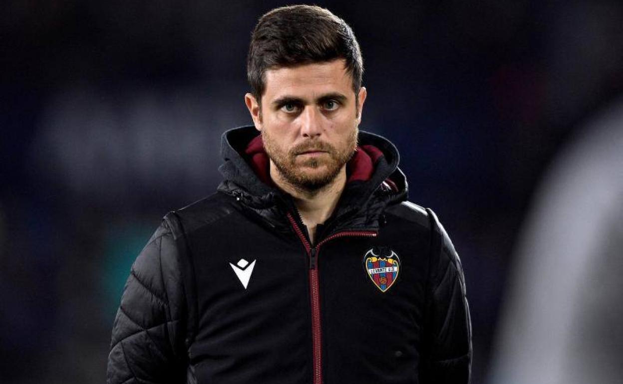 Alessio Lisci, joven entrenador italiano del Levante, con rostro serio tras un encuentro anterior. 