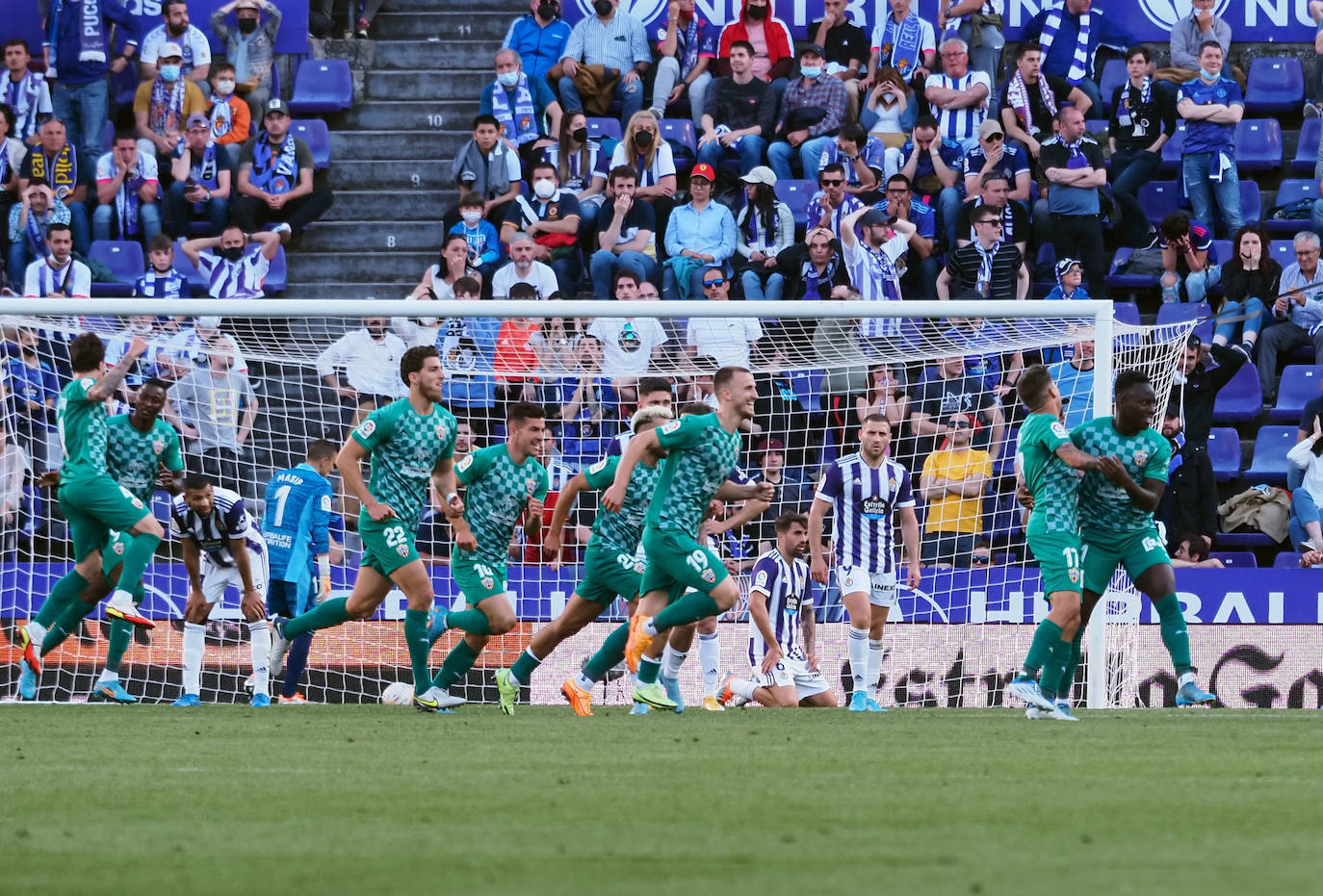 Los rojiblancos celebran el gol conseguido por Rodrigo Ely que supuso el empate definitivo. 