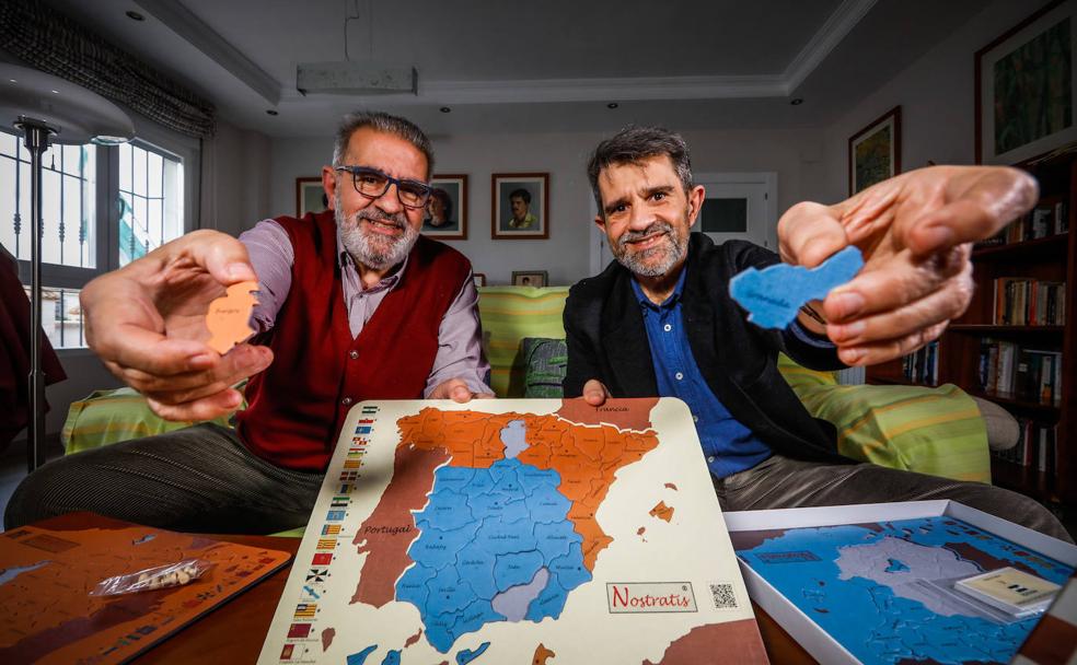 Manuel y Rafael Moreno, hermanos y autores del juego de mesa 'Nostratis'. 