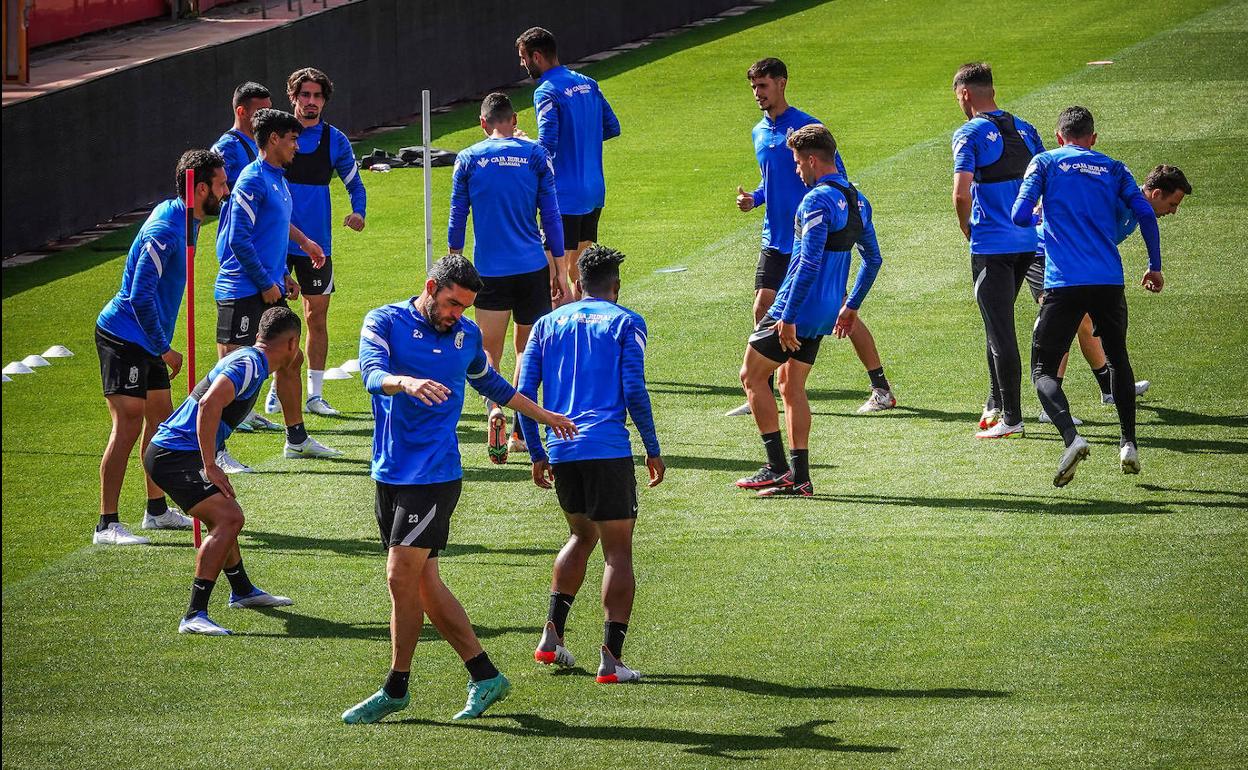 Jorge Molina, en primer plano, calienta junto al resto de sus compañeros en la última sesión de entrenamiento en Los Cármenes previa al partido. 