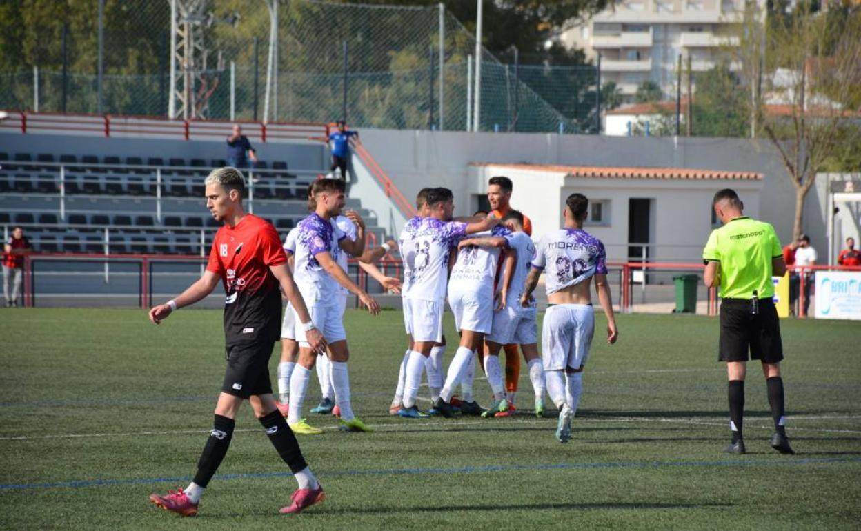 Los jugadores blancos celebran el tanto de Juan Carlos que sirvió para sumar los tres puntos.