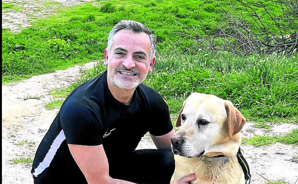 Tony Gratacós sale a correr por El Pardo, en Madrid, con su perro 'Pancho', un labrador de 8 años. 