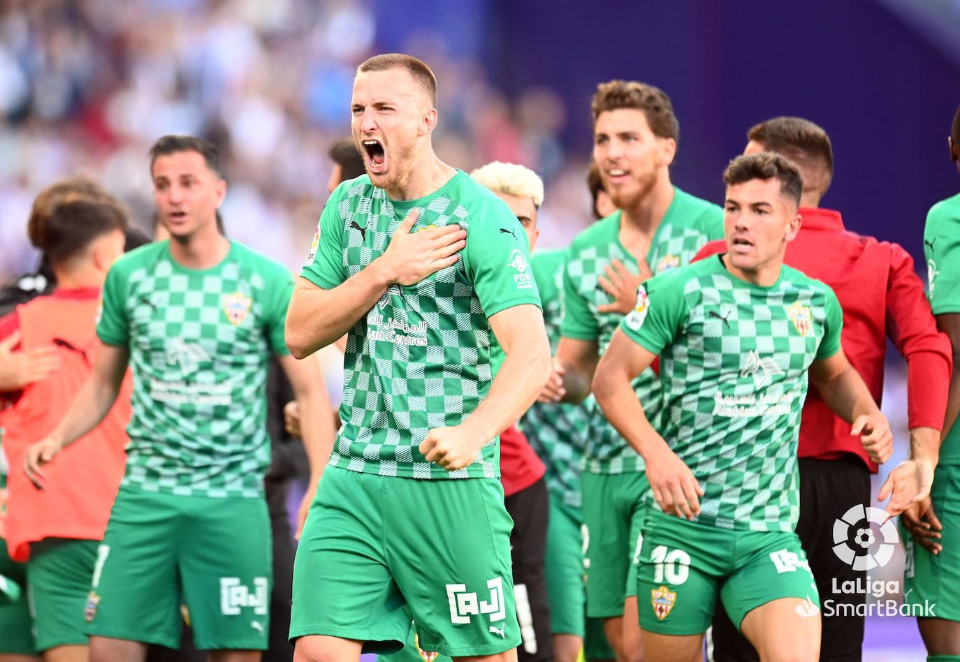 Rodrigo Ely se toca el escudo tras marcar en Zorrilla. 