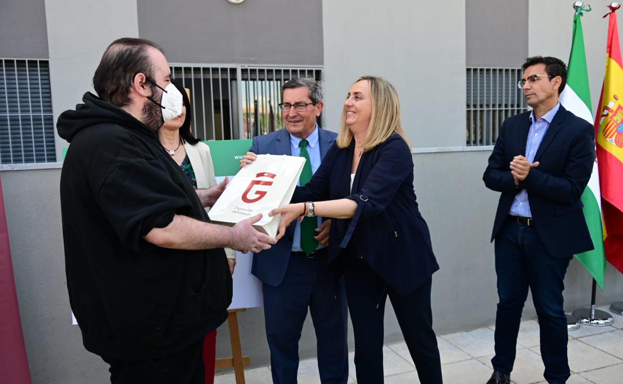 Junta y Diputación entregan las llaves de las 31 viviendas del rehabilitado edificio de La Madraza