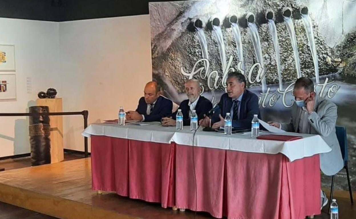 Reunión en Cabra del Santo Cristo para explicar a los vecinos el proyecto.