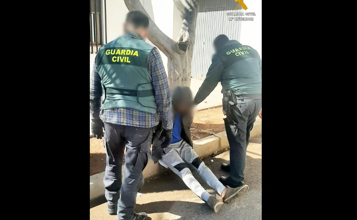 Momento de la detención del sospechoso.