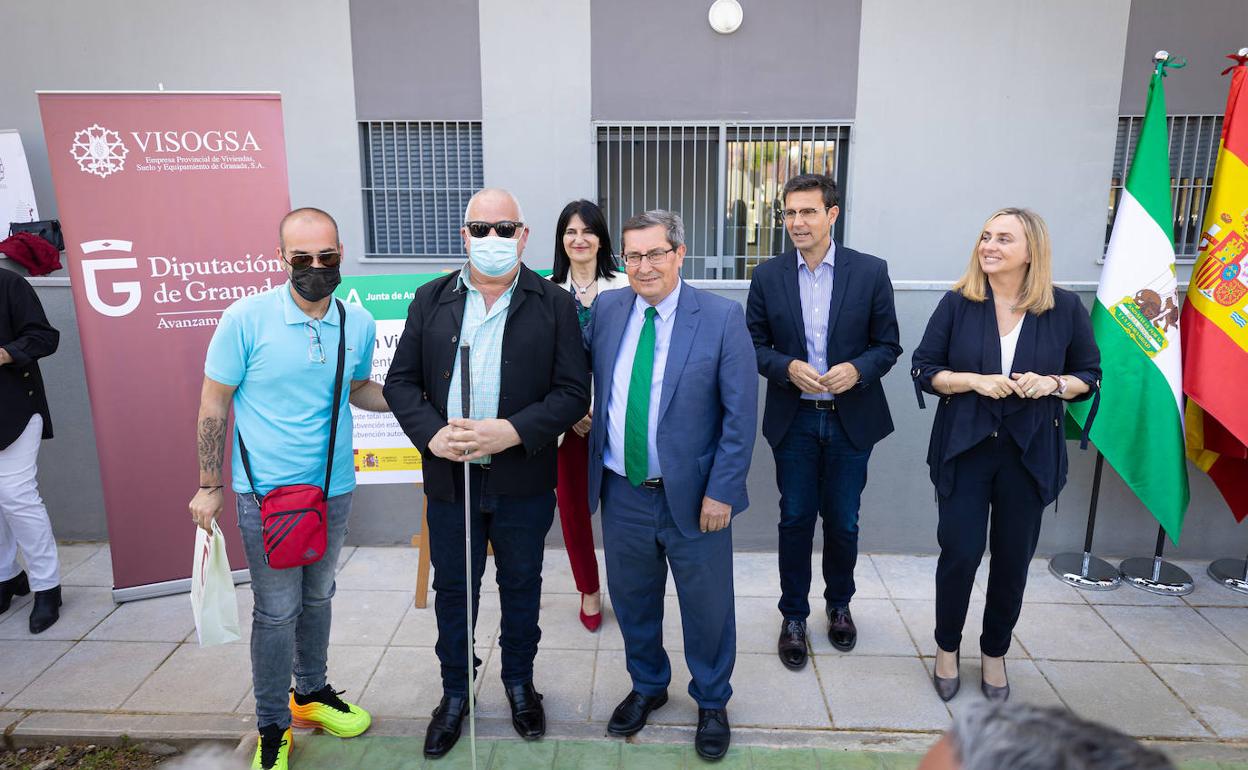 Entrega del contrato de alquiler a Francisco, que vivirá en uno de los pisos de la planta baja. 