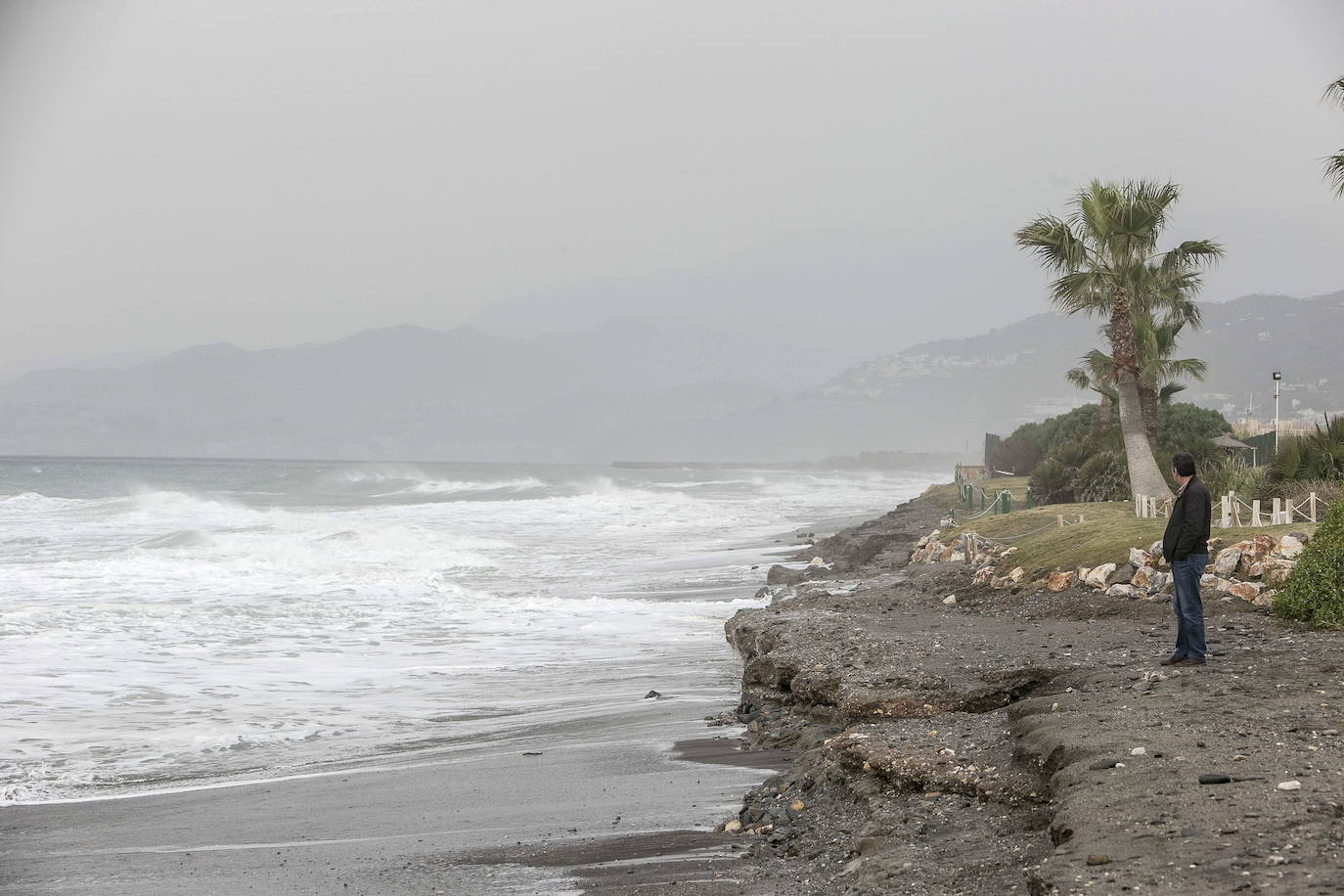 Foto de archivo de un temporal en Playa Granada, Motril.