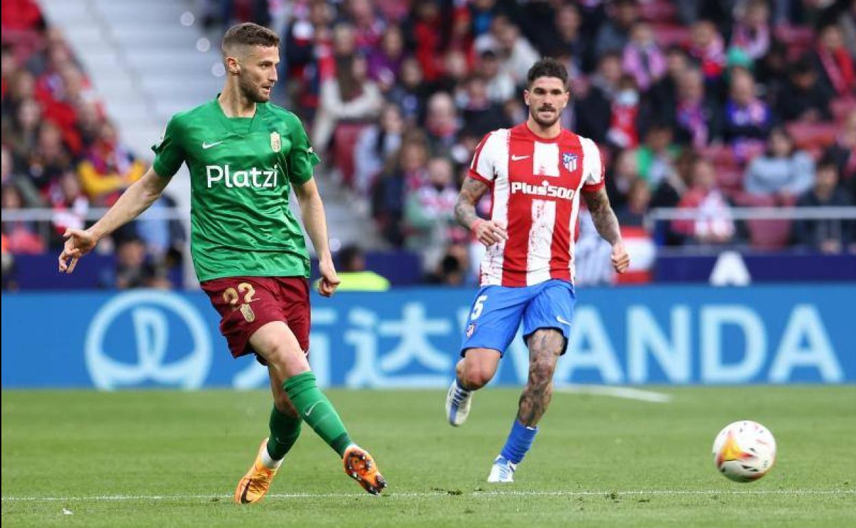 Domingos Duarte juega un balón ante De Paul. 