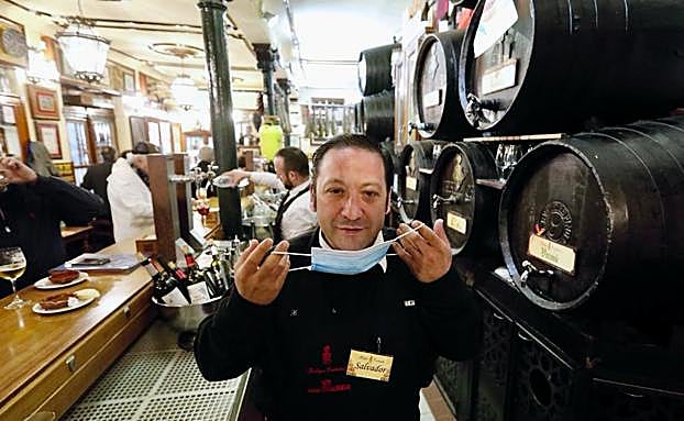 Sin mascarillas en los bares de Granada.