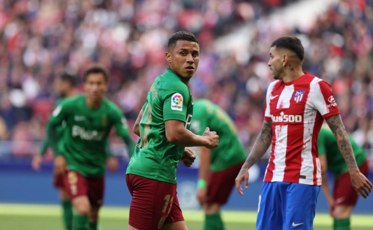 Machís regresa a su posición mirando la pelota. 