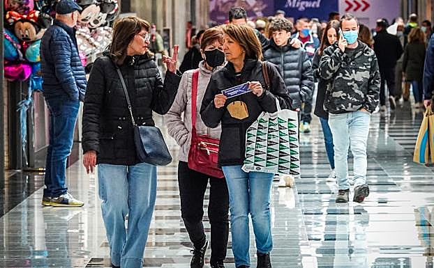 Caras descubiertas en el Nevada tras el fin de las mascarillas obligatorias