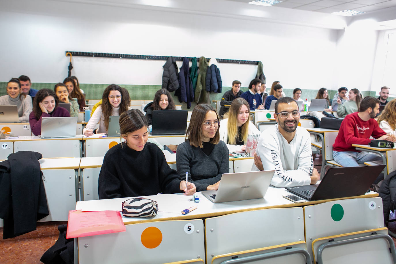 La mayor parte de los asistentes a supermercados, comercios y aulas educativas conservan el cubrebocas en el primer día de su retirada oficial en interiores