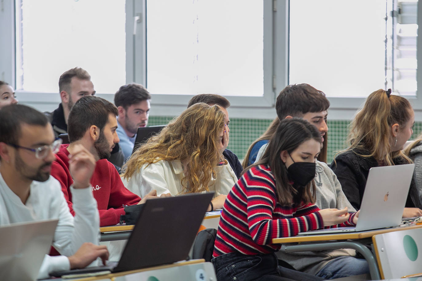 La mayor parte de los asistentes a supermercados, comercios y aulas educativas conservan el cubrebocas en el primer día de su retirada oficial en interiores