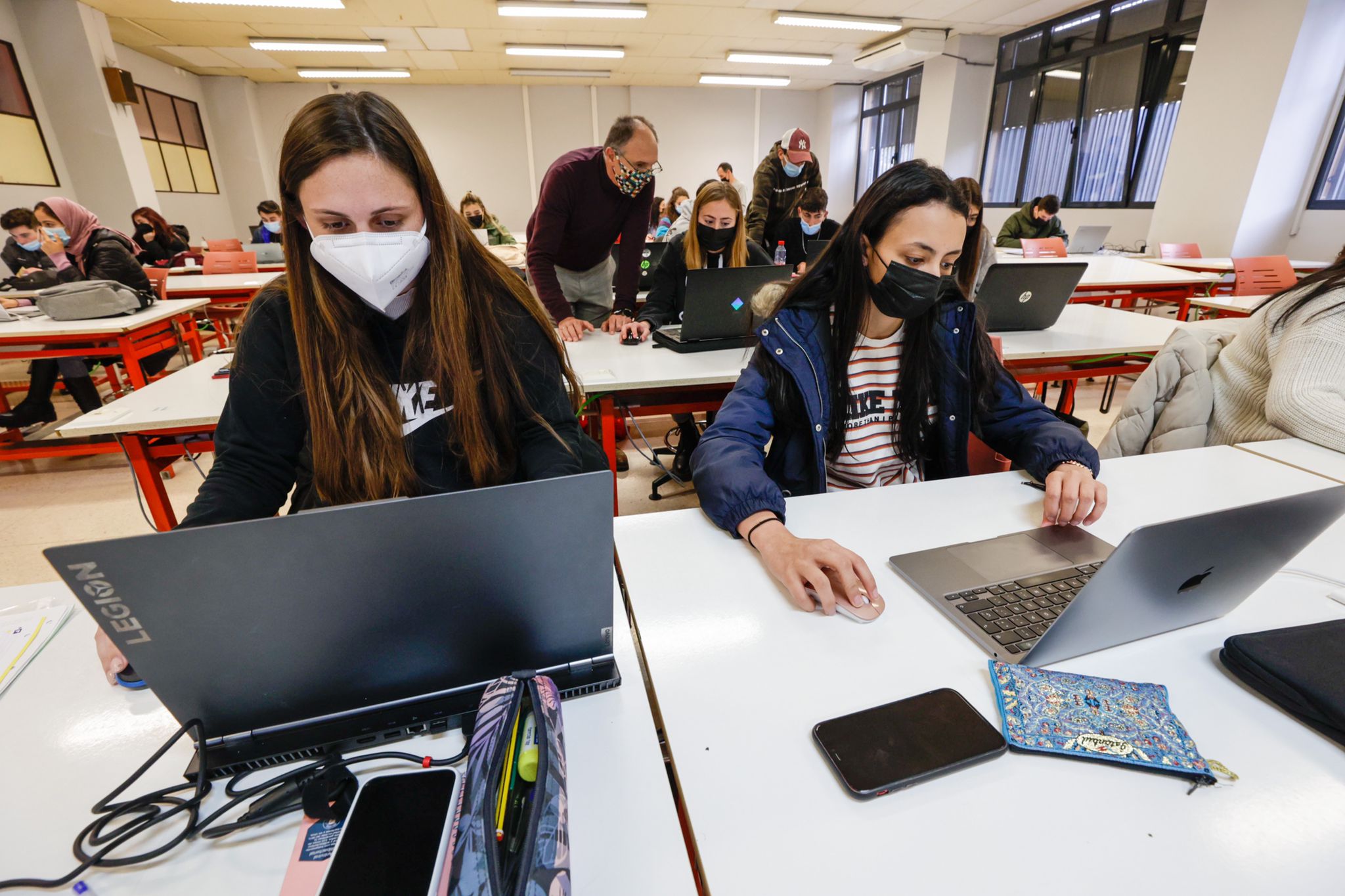 La mayor parte de los asistentes a supermercados, comercios y aulas educativas conservan el cubrebocas en el primer día de su retirada oficial en interiores