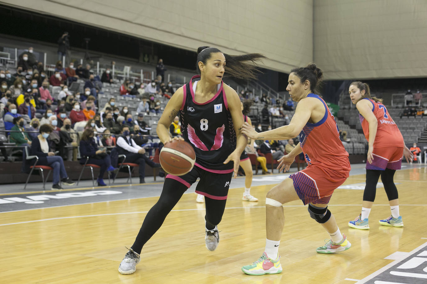Andrea Boquete, a la izquierda, pide el apoyo de la afición en un momento histórico.