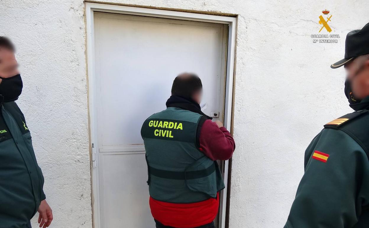 Agentes de la Benemérita entrando al cortijo.
