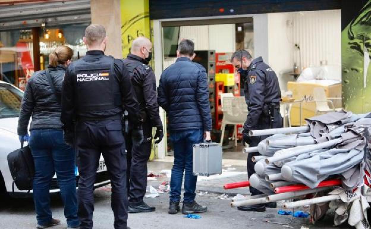 Uolicía Nacional y Científica en el lugar del apuñalamiento, en el barrio del Zaidín. 