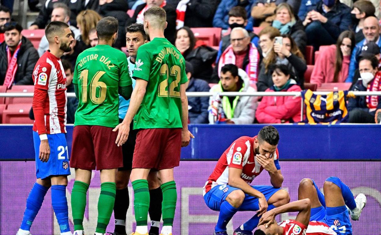 Víctor Díaz y Domingos Duarte discuten con el árbitro en el partido. 