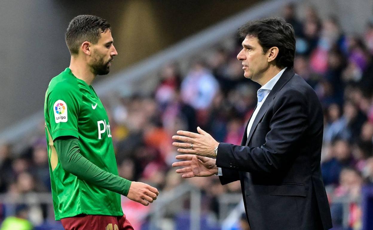 Puertas recibe instrucciones de Karanka durante el partido en el Wanda. 