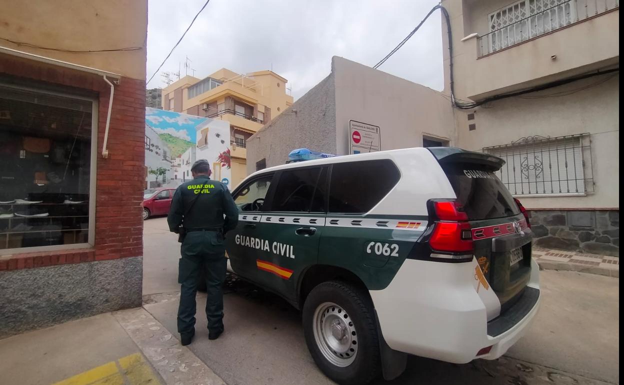 Miembros de la Guardia Civil en la calle Barranquillo de Castell de Ferro donde han sido detenidos de los cuatro arrestados.