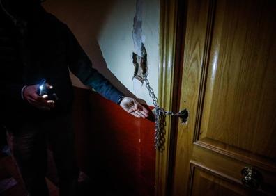 Imagen secundaria 1 - Suciedad e inseguridad, algunos de los problemas del barrio de la Virgen que denuncian los vecinos.