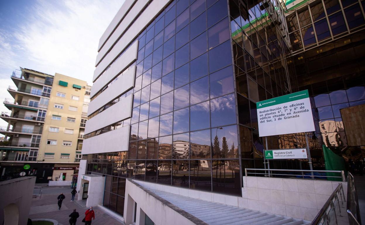 El Juzgado de lo Penal 1 está en este complejo judicial, el de la Caleta. 