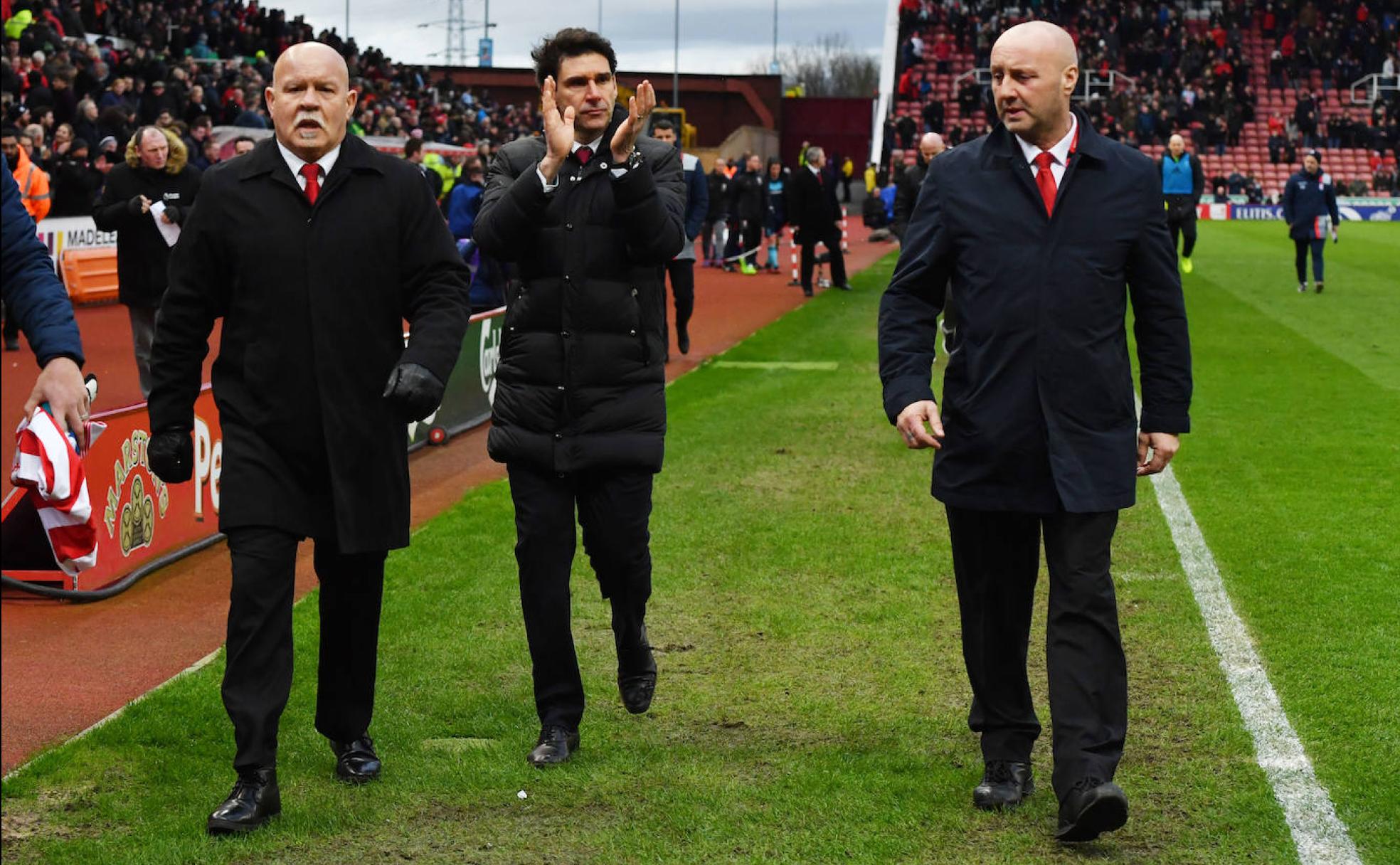 Aitor Karanka agradece el cariño de sus aficionados antes de un partido con el Middlesbrough. 