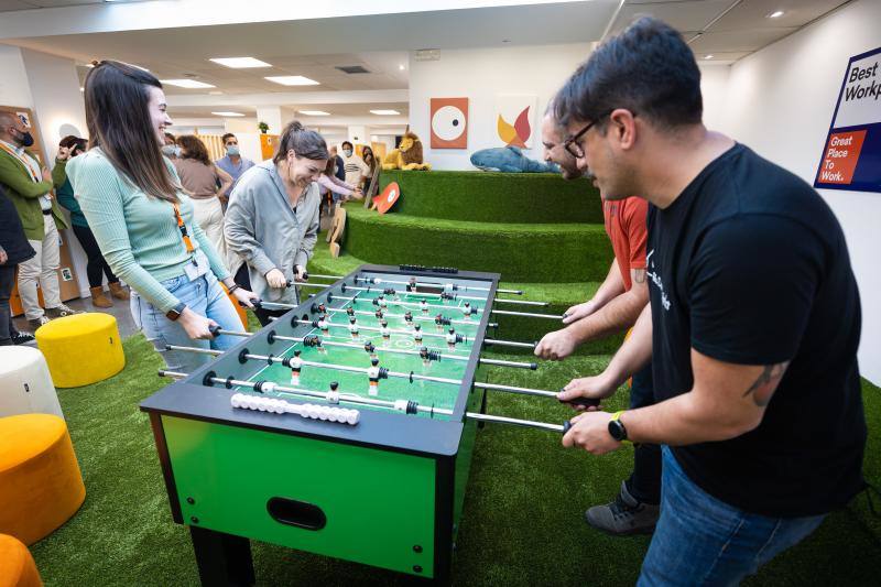 Empleados de SIDN se echan una partida de futbolín en la oficina, donde reina el buen ambiente. 