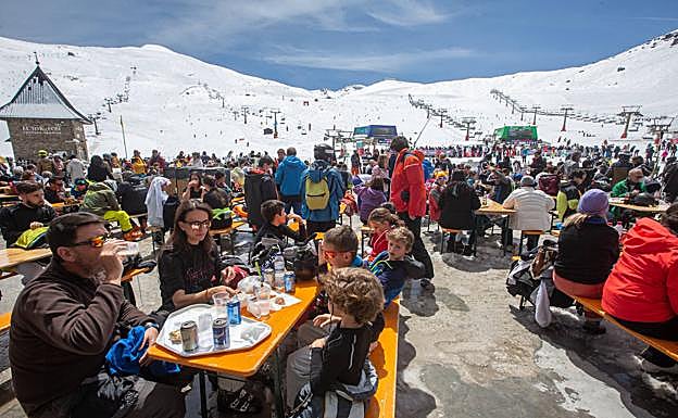 Imagen principal - Sierra Nevada despide la temporada de esquí a lo grande
