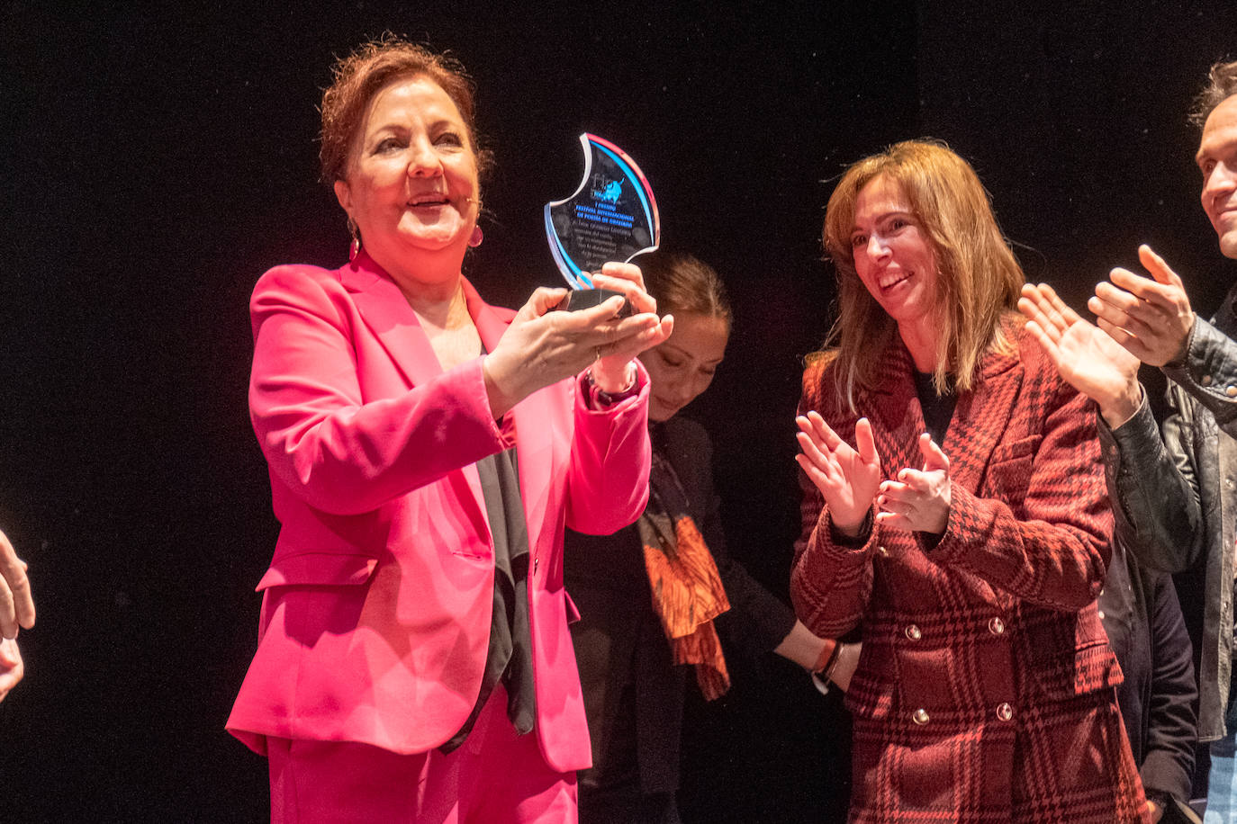 Carmen Linares recibe de Rocío Díaz el Premio del Festival.