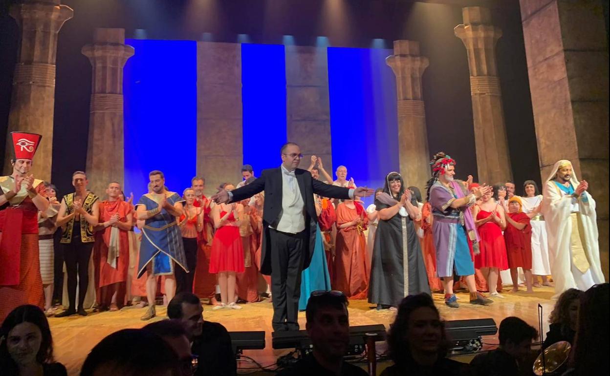 El director Antonio Ariza Momblant, junto con participantes y músicos de la representación de la ópera 'Aída'.