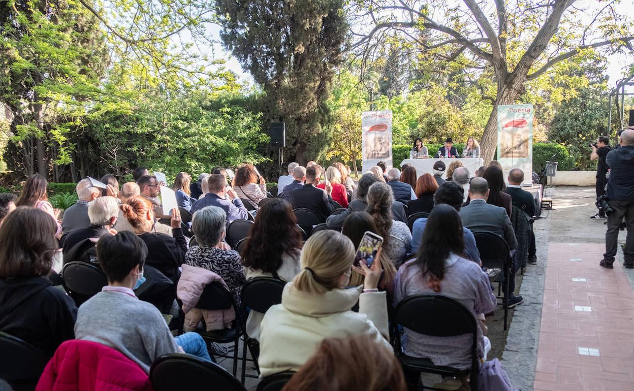 Ambiente en la Huerta de San Vicente, en la primera jornada del Festival de Poesía.