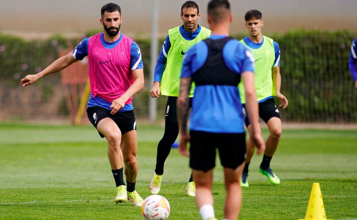Maxime Gonalons participa en el entrenamiento de este martes. 