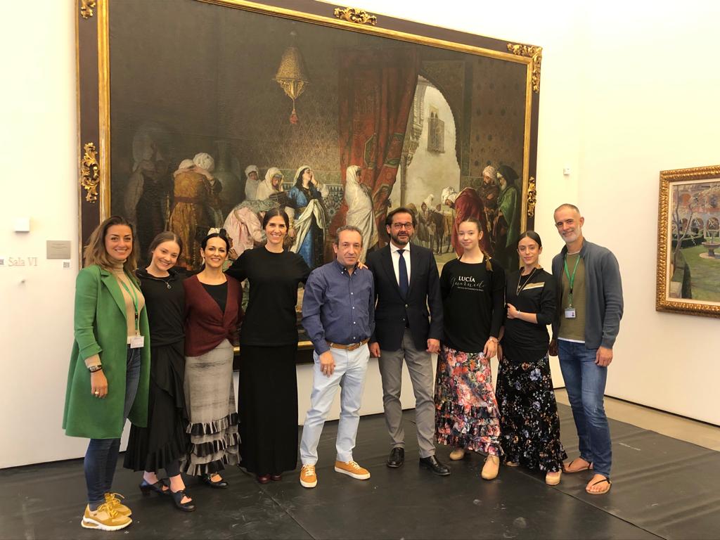 Autoridades y responsables del Museo, junto a las bailaoras. 