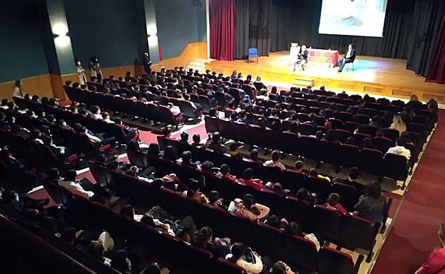 Jordi Sierra i Fabra habló ante 400 escolares en Monachil.