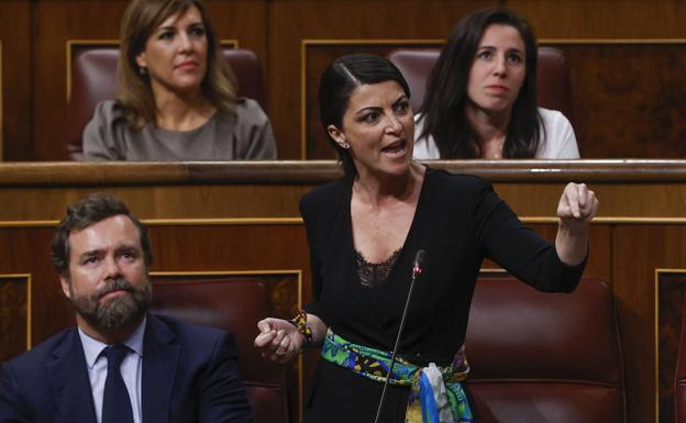 La diputada de Vox Macarena Olona, este miércoles en la sesión de control en el Congreso. 