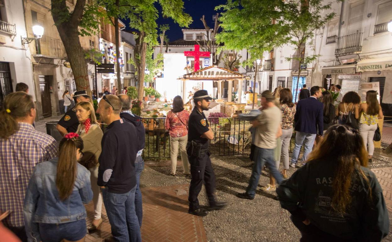 Agentes de la policía local de Granada en los alrededores de la Cruz de mayo de Plaza Larga. 