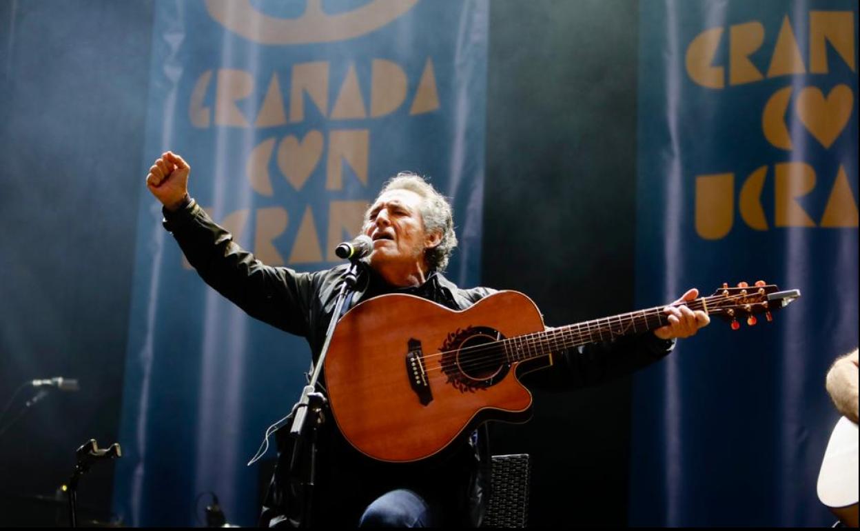 Miguel Ríos durante su actuación esta noche en 'Granada con Ucrania' en el Palacio de Deportes.