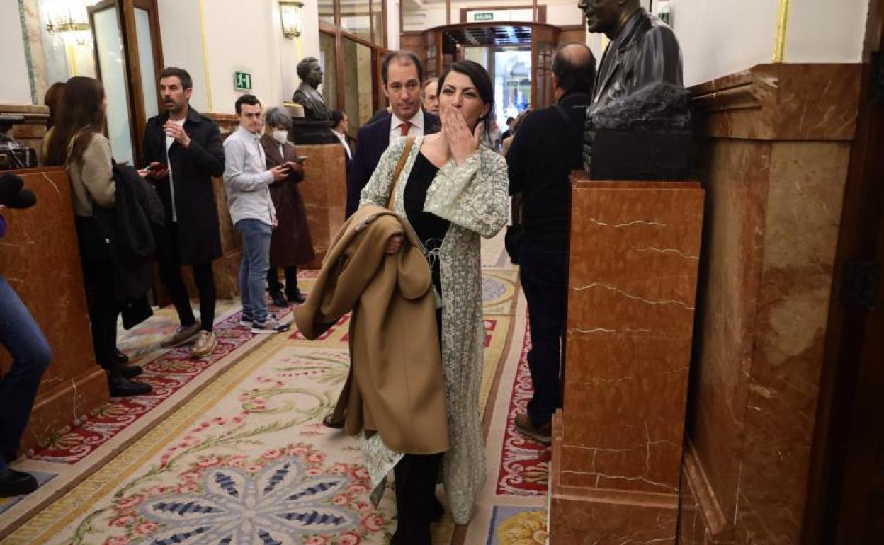 La portavoz de VOX en el Congreso, Macarena Olona, lanza un beso a su llegada a una sesión plenaria, en el Congreso este jueves. 