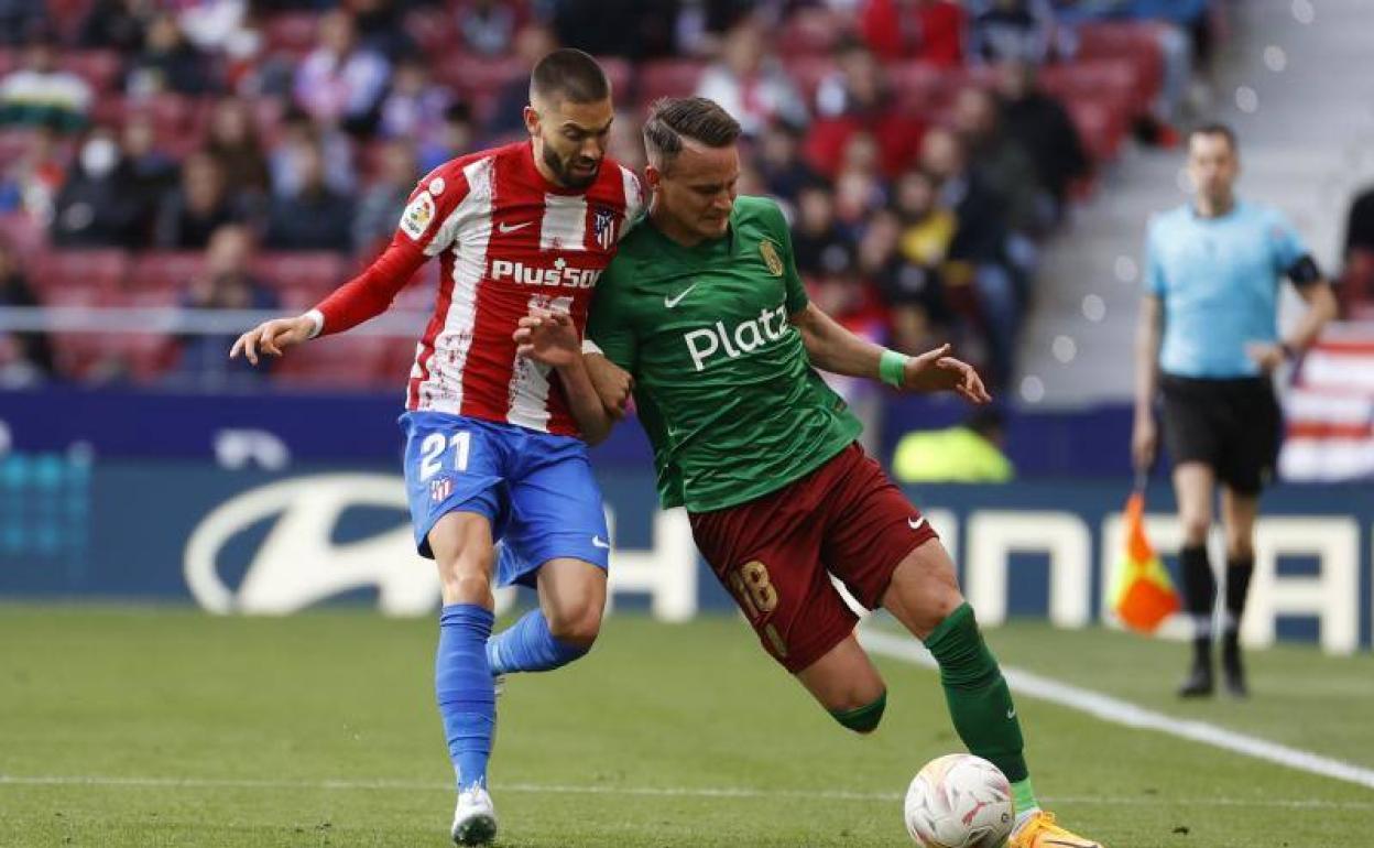 Petrovic protege el balón ante Carrasco. 