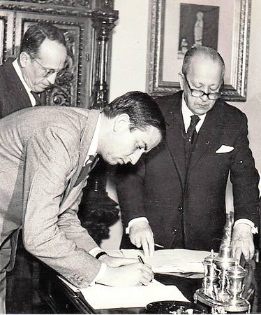 Acto de constitución ante notario del Banco de Granada.