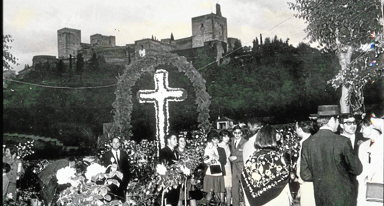 Una de las cruces de mayo, en 1964. 